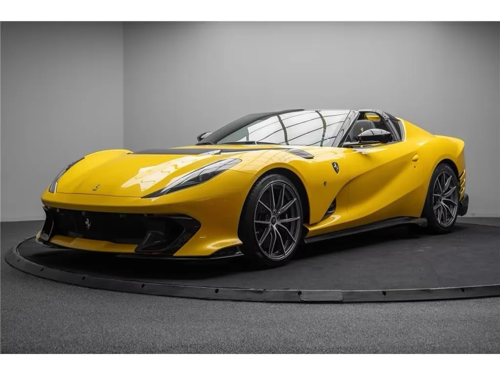 Ferrari 812 competizione aperta