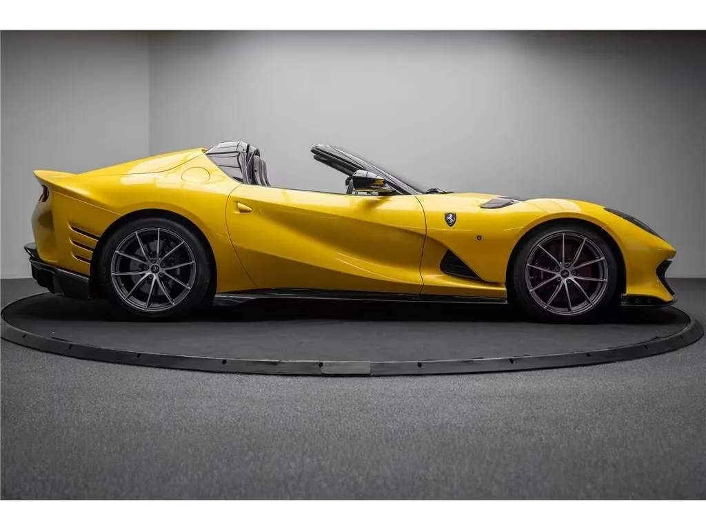 Ferrari 812 competizione aperta