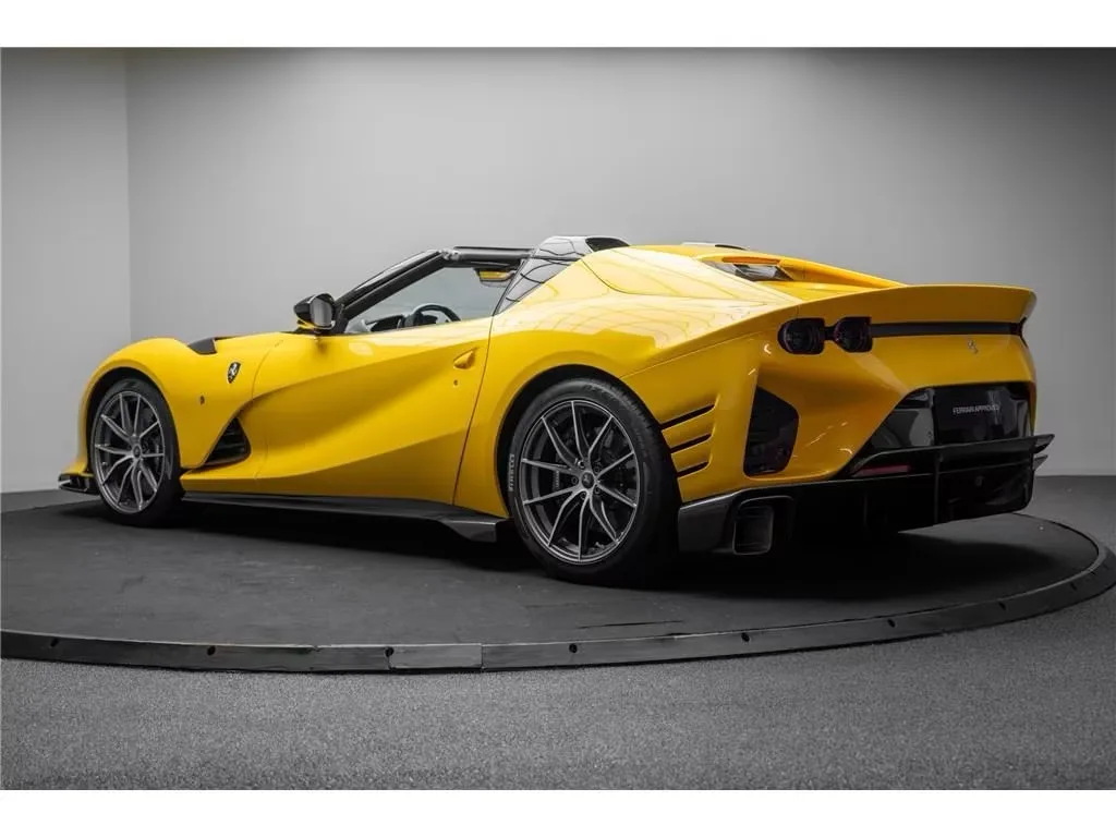 Ferrari 812 competizione aperta