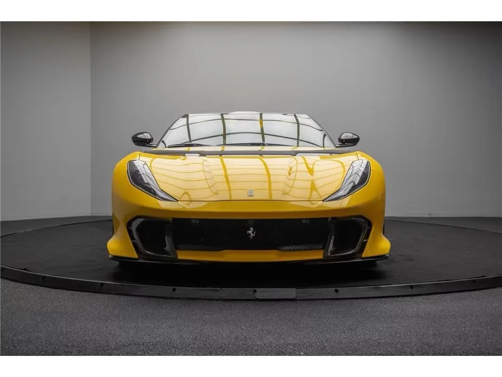 Ferrari 812 competizione aperta
