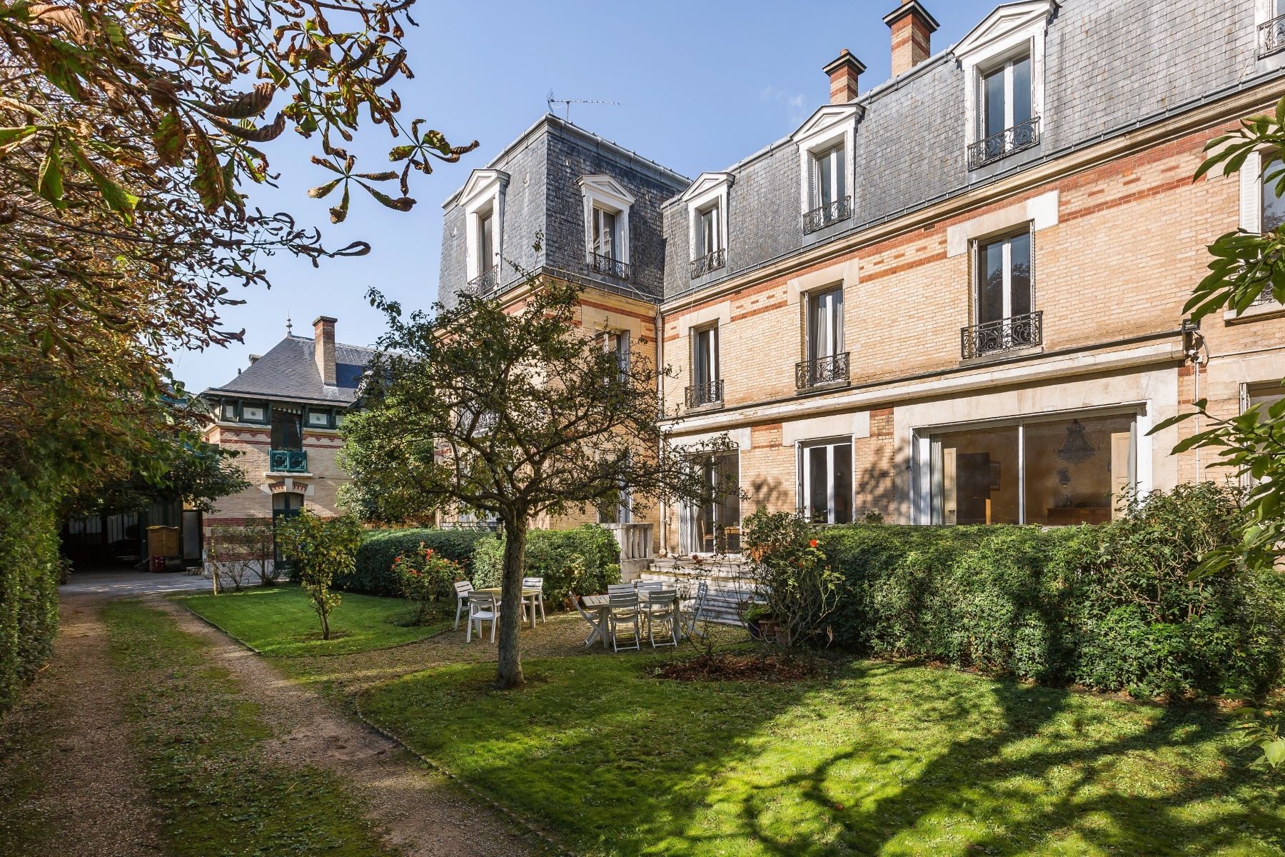 Exceptional Family Estate Hameau Boileau Paris 16th For Sale — HYPERLUXE