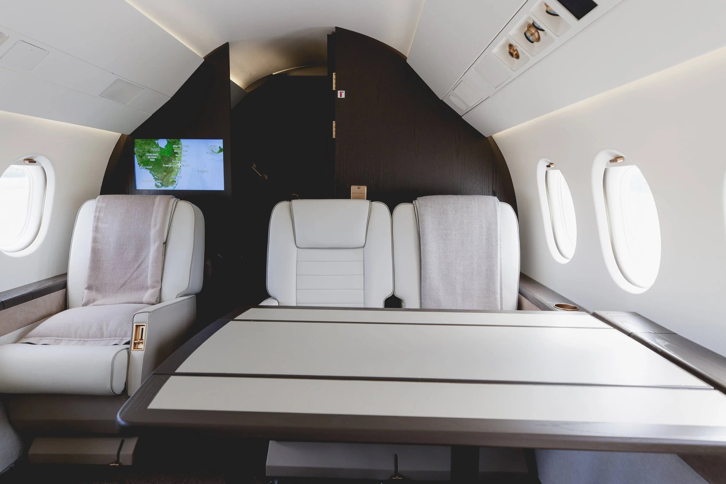 Falcon 2000 interior zone