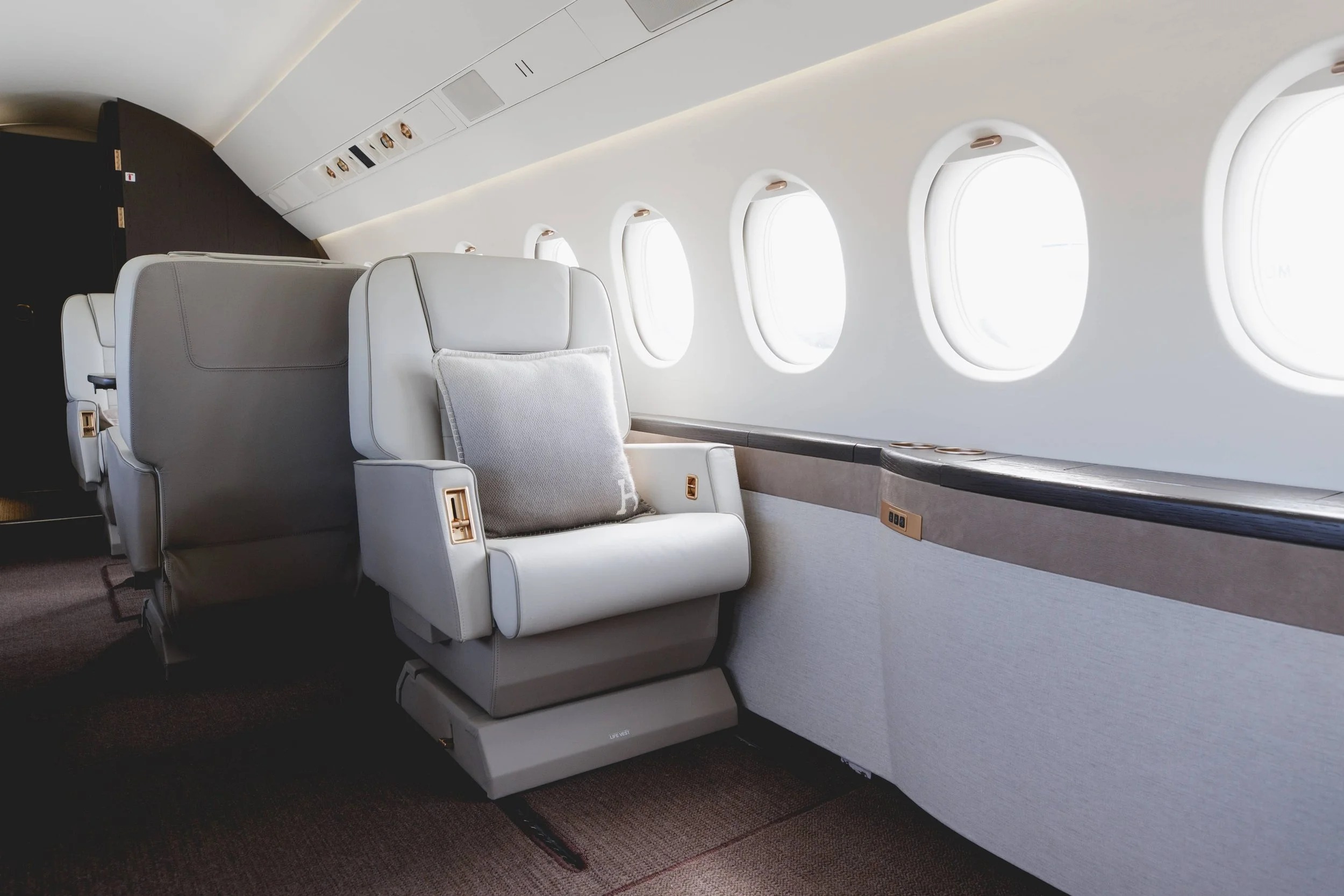 Falcon 2000 cabin zone