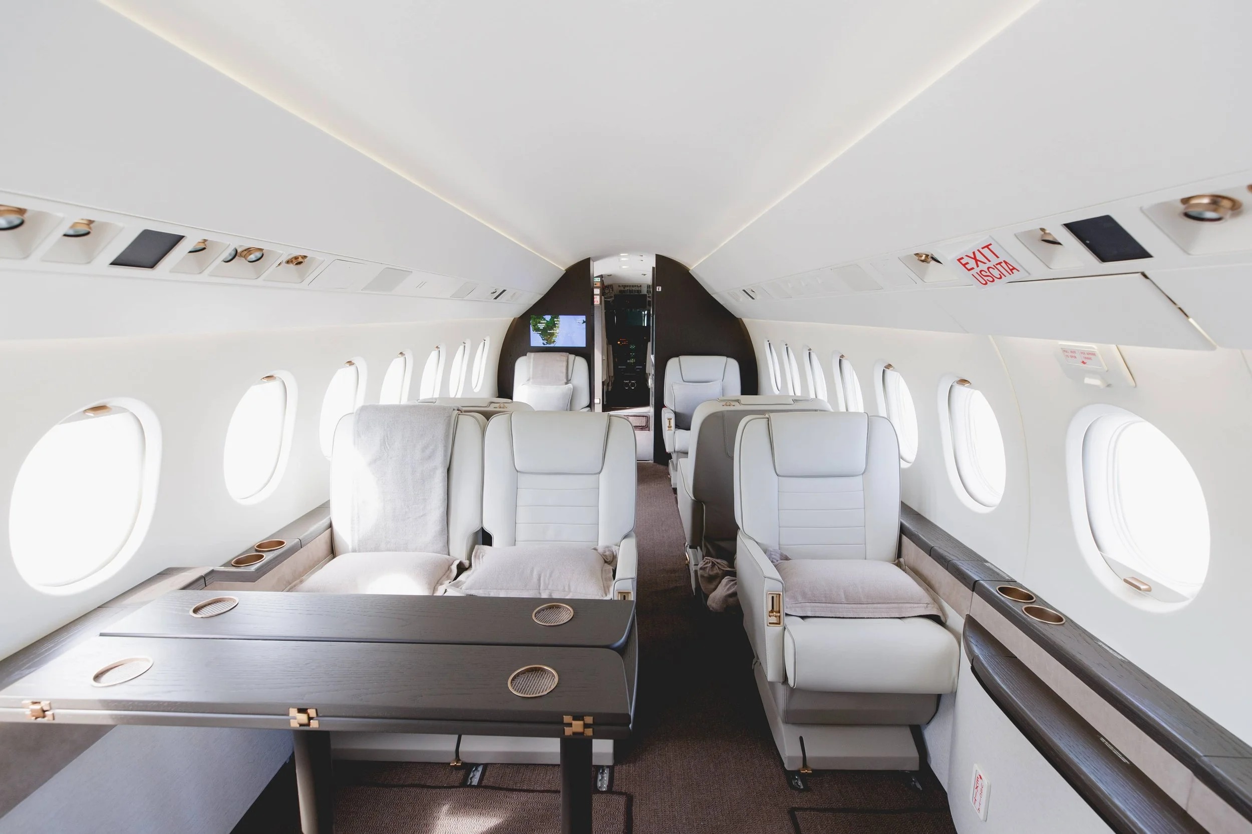 Falcon 2000 lounge