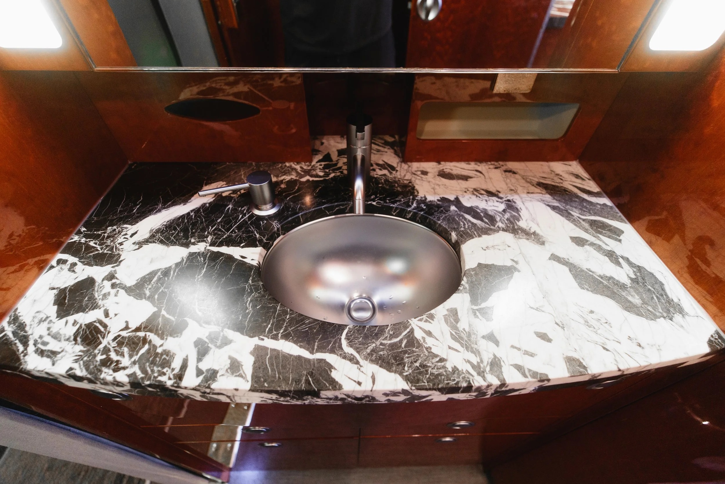 Gulfstream G450 lavatory